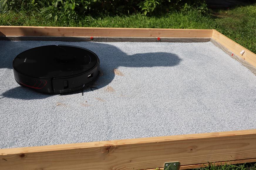 Roborock S7 MaxV пылесосит песок на ковре